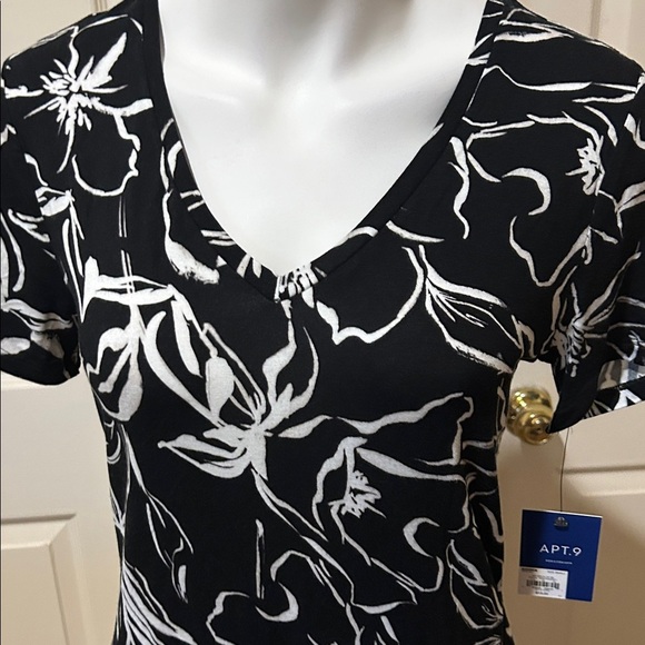 Apt. 9 Black and White Floral Short Sleeve Top. NWT. Small - Picture 2 of 7